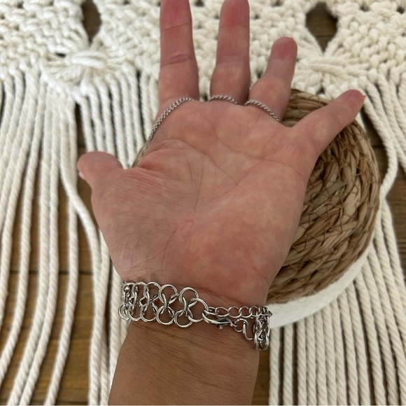 URBAN OUTFITTERS Bundle of Silver Chain Bracelet and ear cuff earrings set of 2 - Picture 4 of 13